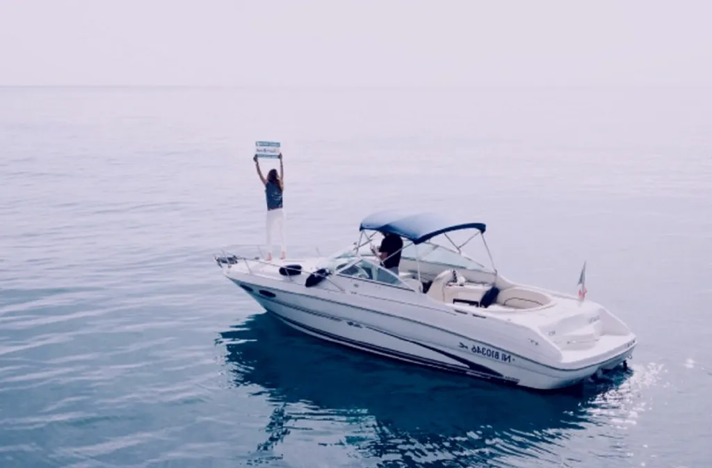 Familia disfrutando de un alquiler de barco en Santanyí